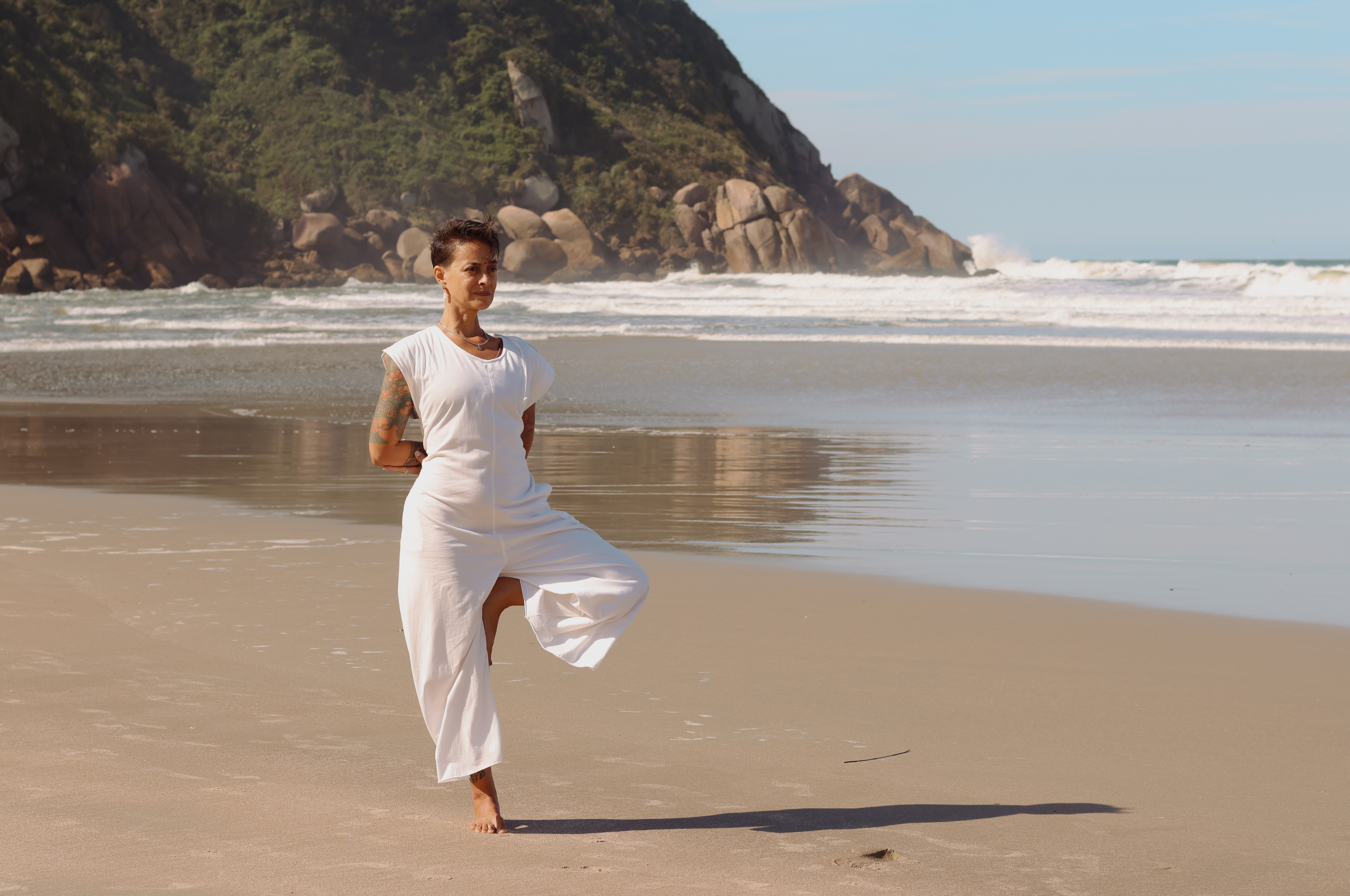 Juliana Priyah praticando Yoga na praia